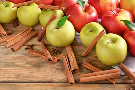木桌上的新鲜苹果和肉桂棒