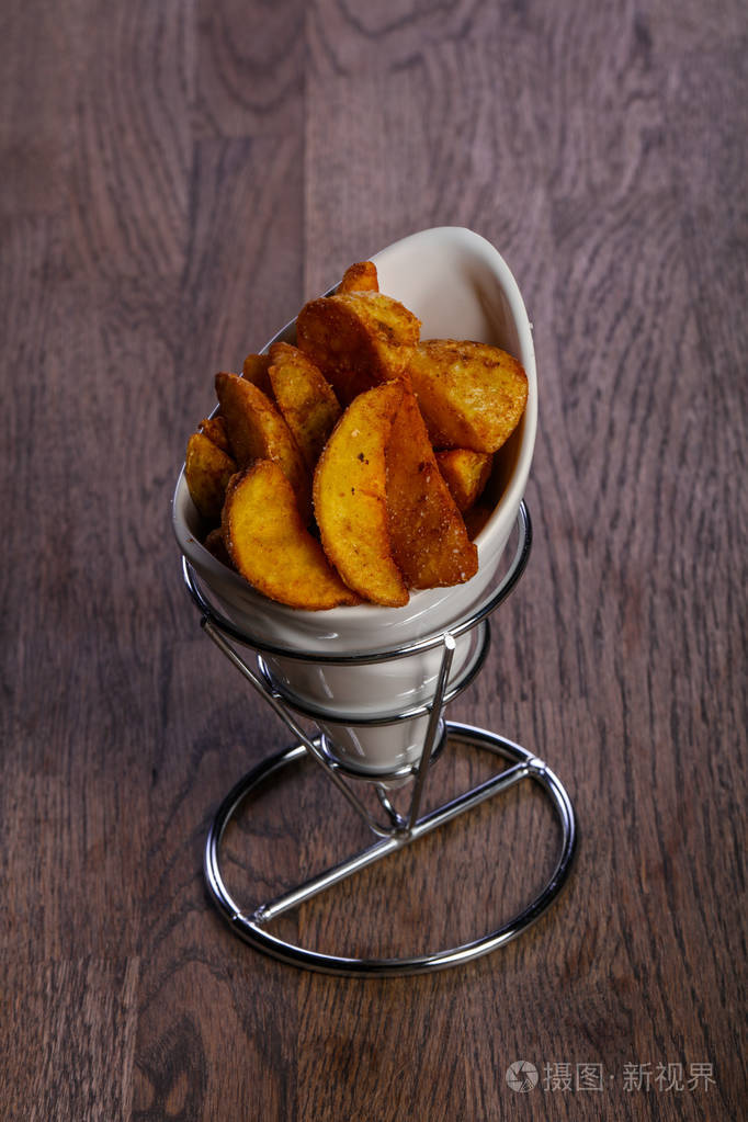 法国土豆在木背景