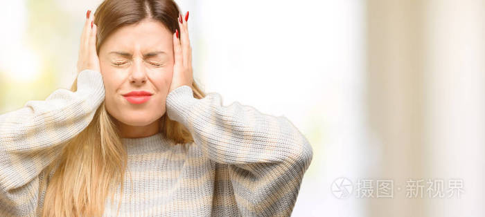 年轻漂亮的女人捂着耳朵无视恼人的吵闹声堵住耳朵以免听到声音嘈杂的