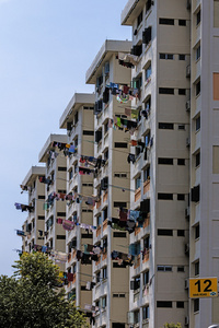 彩色亚麻出晾在窗外的多层建筑在城市