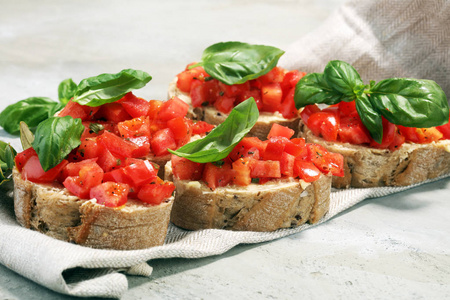 新鲜的西红柿 bruschetta。意大利食品开胃菜罗勒