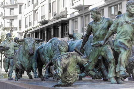 在潘普洛纳，西班牙公牛运行纪念碑雕像