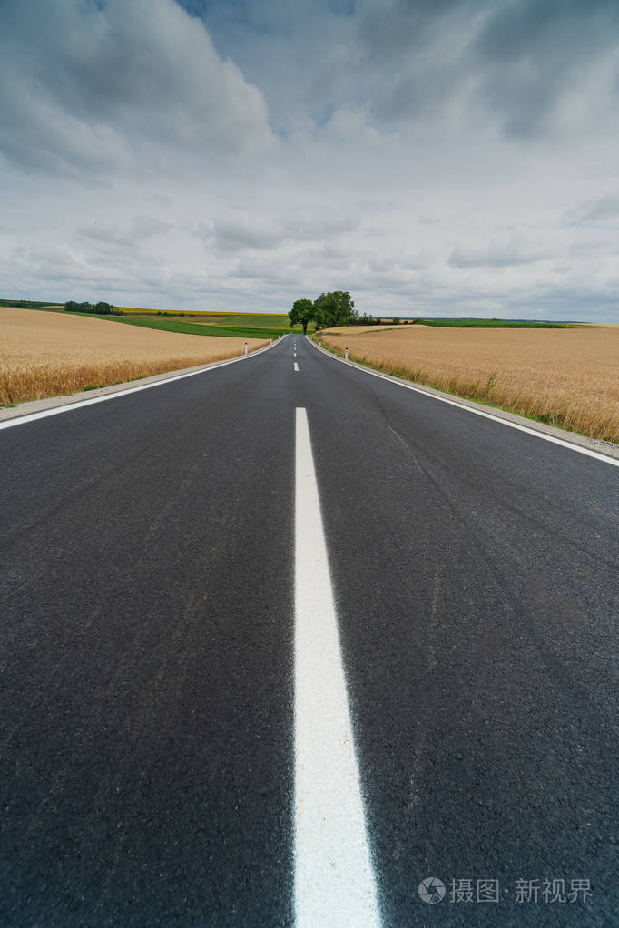 风景与乡间路, 街道到无处与地平线在土地照片-正版商用图片0oa8vw-摄