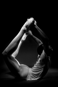 芭蕾舞演员热身伸展的动作图片