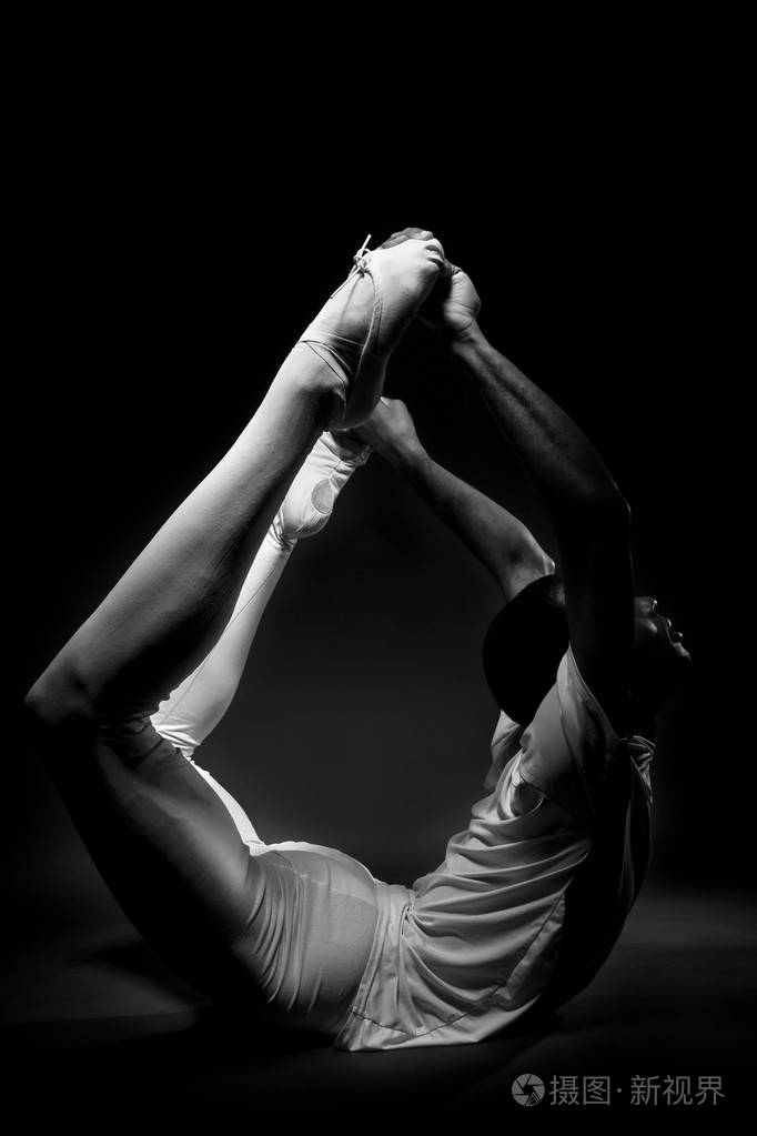 芭蕾舞演员热身伸展的动作