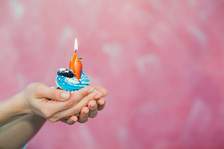 生日的概念，与手中的一支蜡烛的小蛋糕