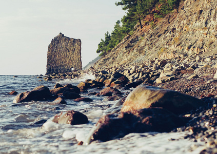 岩石帆在黑海岸边图片