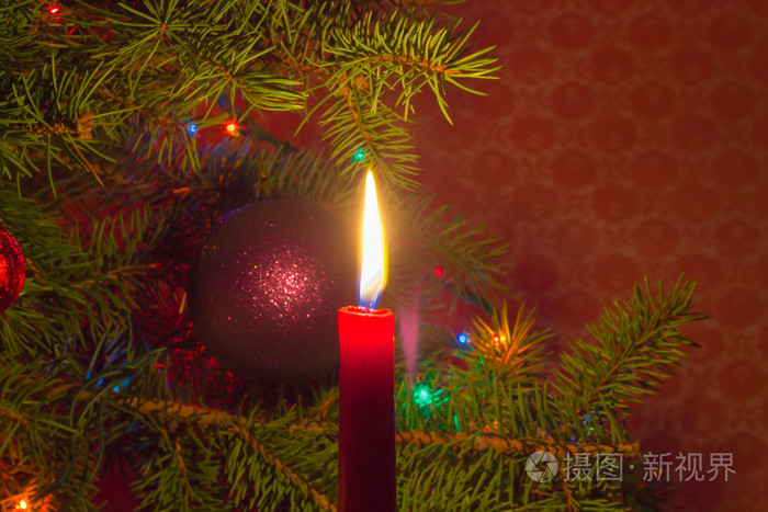 红蜡烛的圣诞树背景上