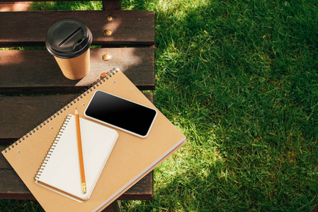 关闭屏幕, 笔记本和咖啡的智能手机的看法木凳上