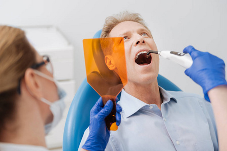 男人来访牙医为特别程序的