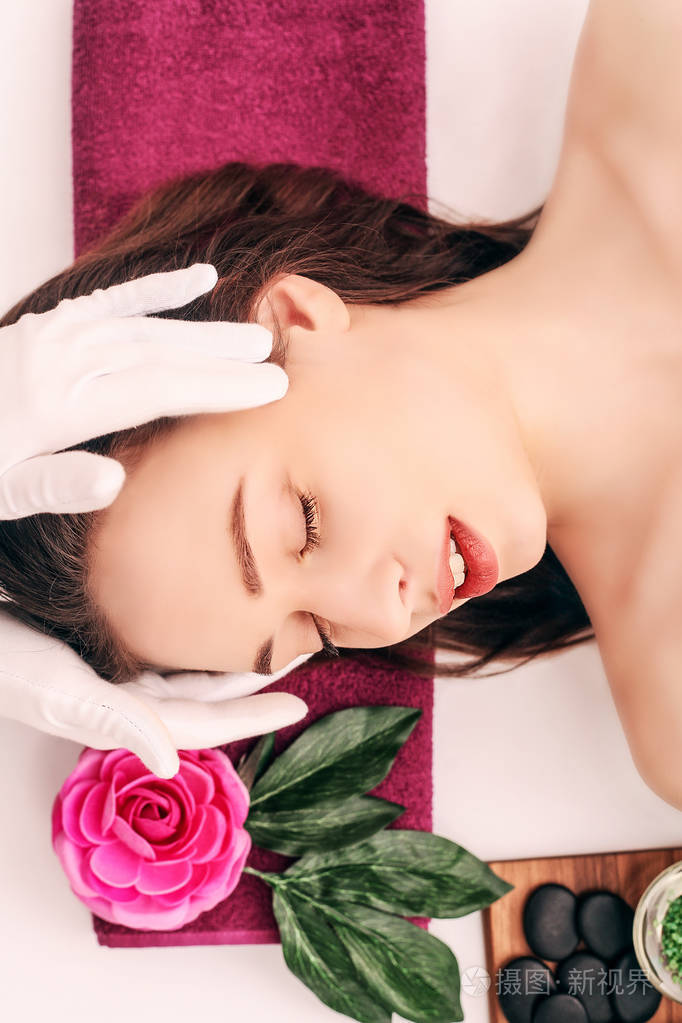 水疗中心, 美容, 人和身体护理概念 —— 美丽的女人脸治疗克服假期光