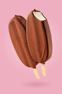 巧克力冰棒冰淇淋粘在黄色背景上