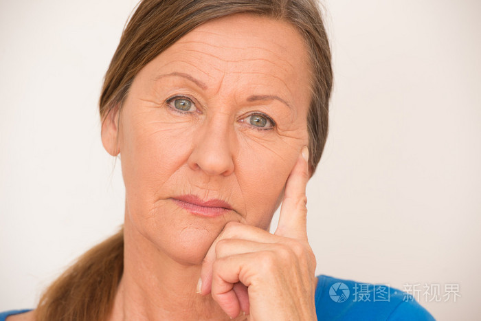 成熟的女人严肃的样子