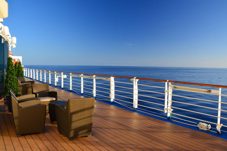 打开巡航船上的甲板照片