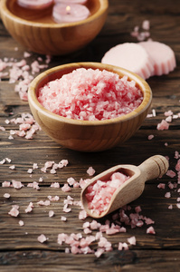 粉红盐温泉治疗的概念