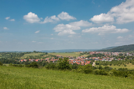 小村庄在德国农村中间与森林领域和草甸