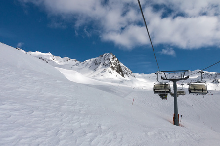 斜坡上滑雪度假村