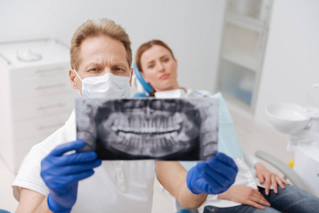 牙科医生研究病人下巴扫描