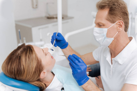 牙科医生使用专业工具