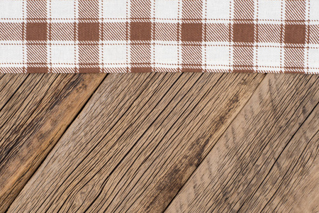 木桌子上的方格的桌布图片