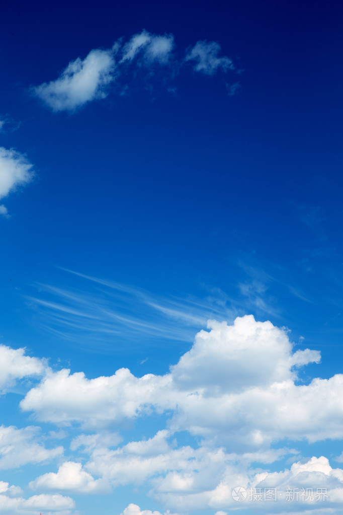 白色蓬松的云彩在蔚蓝的天空