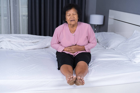 在家卧床的老年妇女患腹痛照片