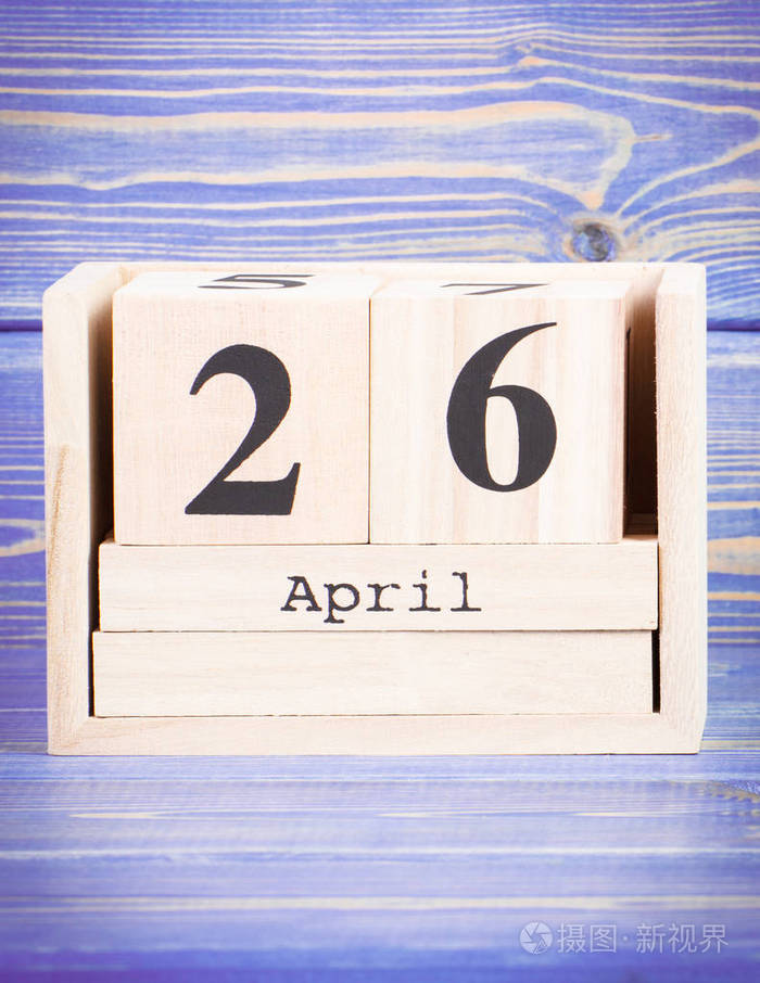 4月26日4月26日在木制的多维数据集的日历上的日期