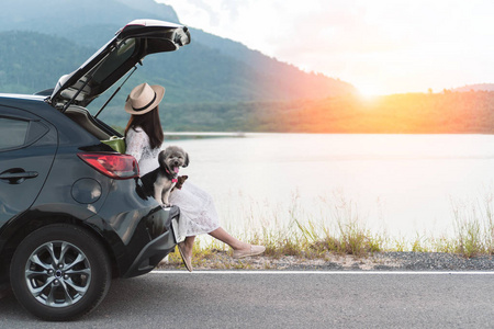 车中的礼物图片