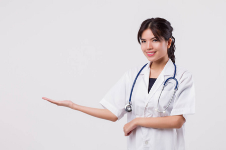 女医生, 聪明的女医生指着手, 亚洲女性医护人员或护士点手到空白处, 医学治疗指向概念, 工作室隔绝指向女医生