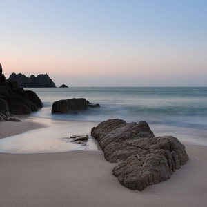 美丽多彩的日出 Porthcurno 海滩在英格兰南部康沃尔海岸的景观形象