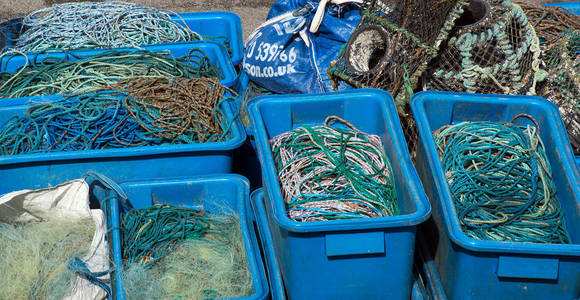 渔网及绳索已装好, 准备在 Mevagissey 渔港装载。