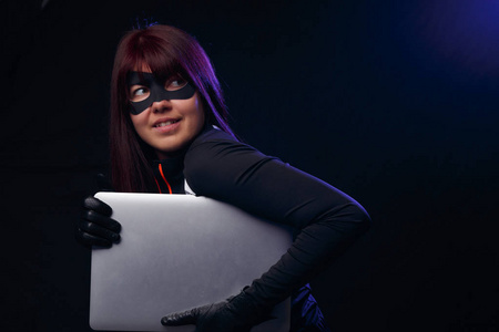 美元上的锤子照片