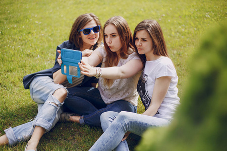 三年幼的女人步行城市大街和购物袋.