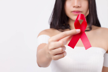 女子手捧红丝带弓, hiv 或爱滋病毒的宣传符号由女性在演播室拍摄。医疗, 慈善, 筹款的概念红丝带艾滋病毒艾滋病日意识