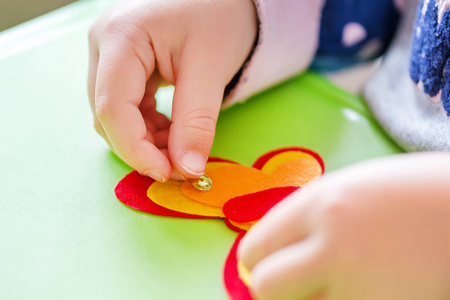 儿童制作毛毡软玩具的绿叶和红色 ladybag。儿童 Diy 活动。特写。儿童工艺品概念