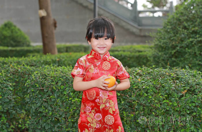 可爱的亚洲孩子女孩在传统中国服饰与华人庙宇在泰国曼谷举行神圣的