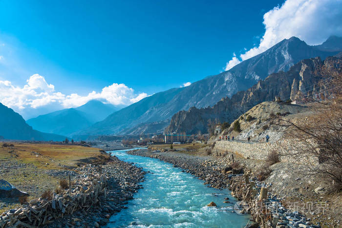 美丽的山风景与bagmati河在晴朗的天尼泊尔