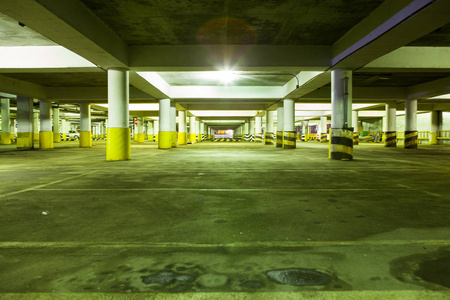 晚上地下停车场图片
