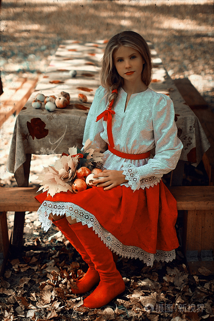 美丽的女人在俄罗斯的衣服