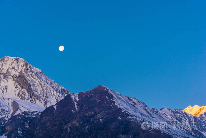 美丽的月球景观与山脉和蓝天在喜马拉雅尼泊尔