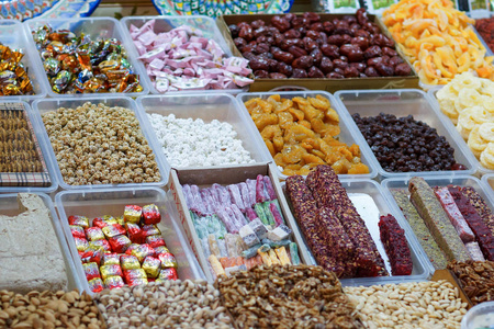 传统的土耳其甜点rahat lokum 也被称为土耳其的喜悦在糖果店的橱窗