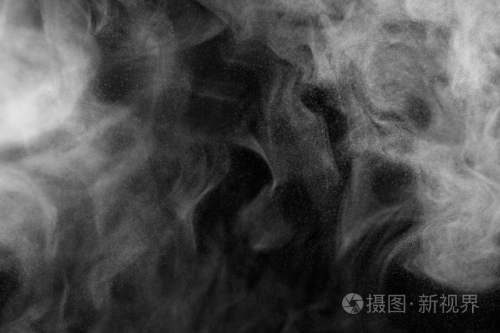 烟和雾在黑色背景上