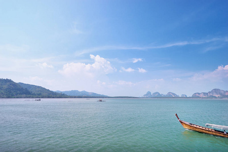 长尾船的海景