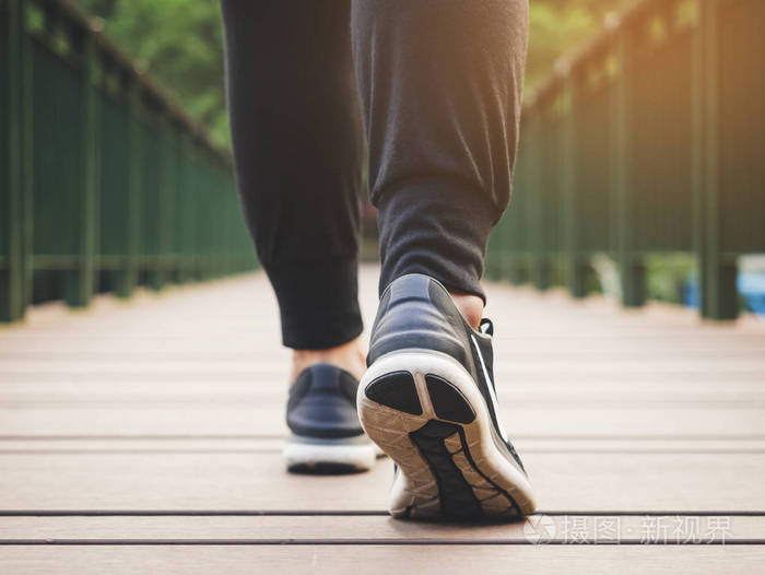 步行锻炼妇女少与运动鞋户外运动健康生活方式