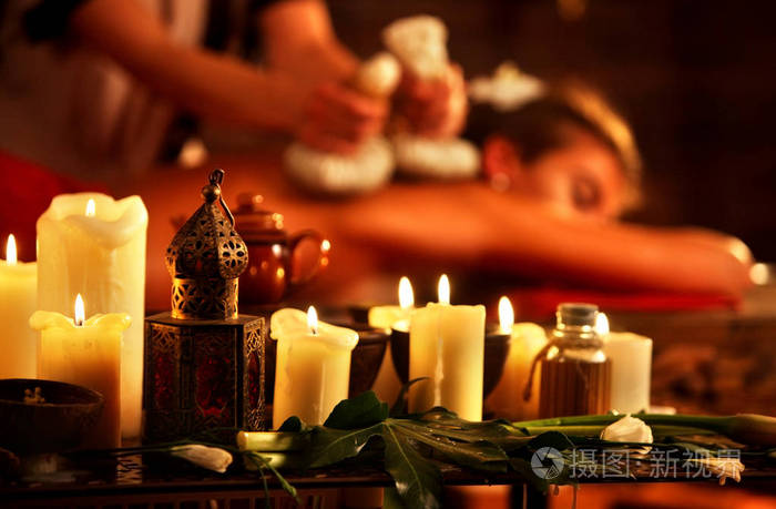按摩女 spa 沙龙.女性有草药热球治疗