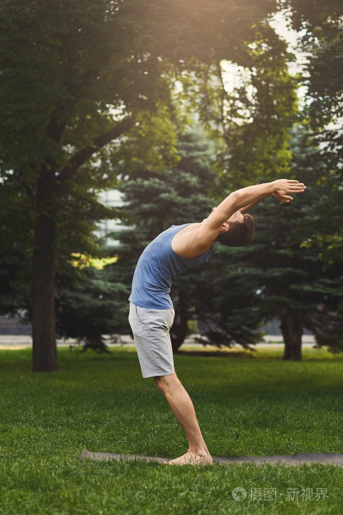 运动员做拉伸运动户外