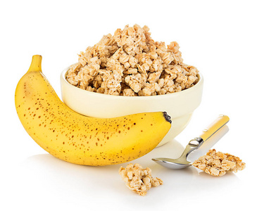 早餐麦片与香蕉特写被隔绝在白色背景。健身理念