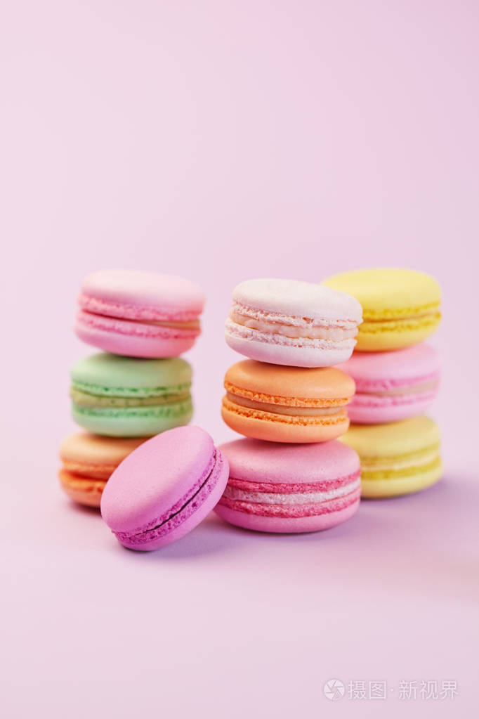 多彩的杏仁特写.不同颜色马卡龙在粉红色背景上.高分辨率