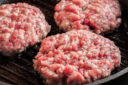 肉片牛排烤煎锅面盆肉碎牛肉和猪肉煮烧烤牛排烤肉串油炸食品