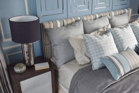 淡蓝色枕头在差分模式与经典风格床上用品